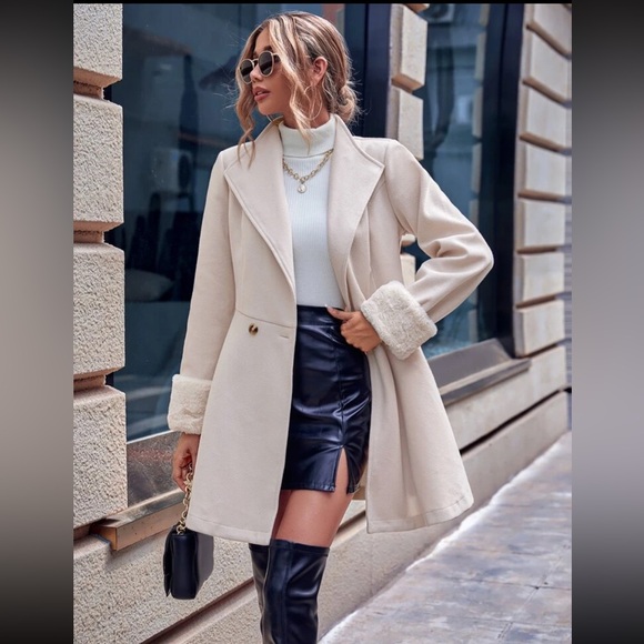 Chic Cream Double-Breasted Coat with Faux‎ Fur Cuffs - Picture 6 of 11